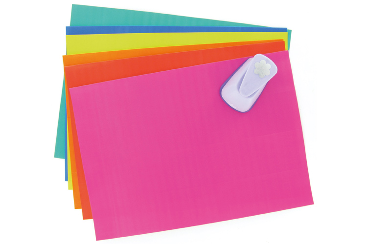 Autocollant de note de papier vide de couleur avec épingle rouge