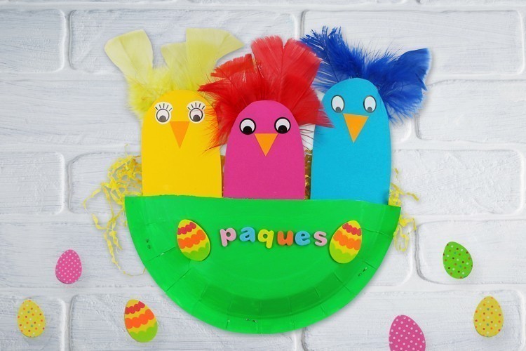 Poussins de Pâques dans leur nid