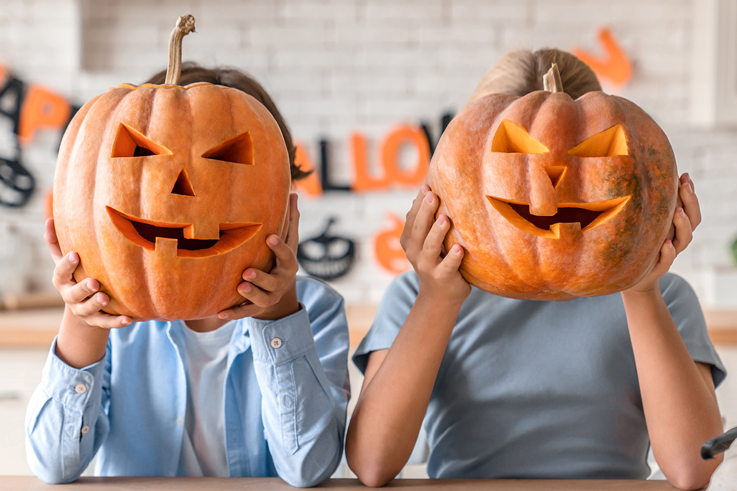 Citrouilles d'Halloween avec des empreintes de main {Activité} - Maman Sur  Le Fil