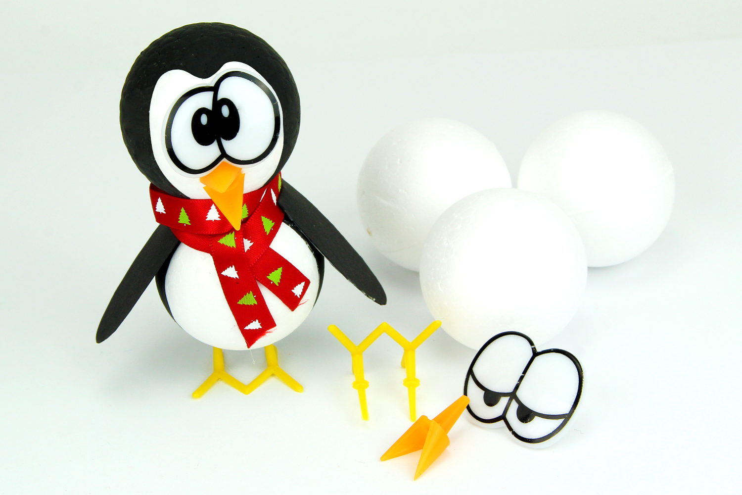 Pingouin avec des boules en polystyrène - Tutos Animaux - 10 Doigts