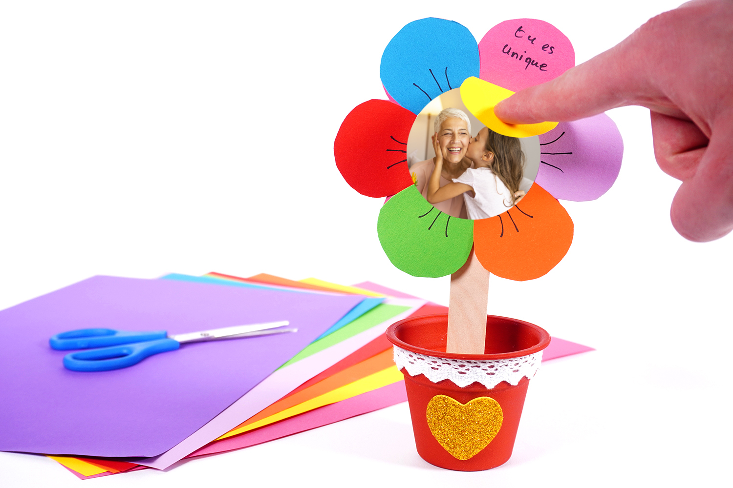 Fleur en papier avec des messages d'amour cachés