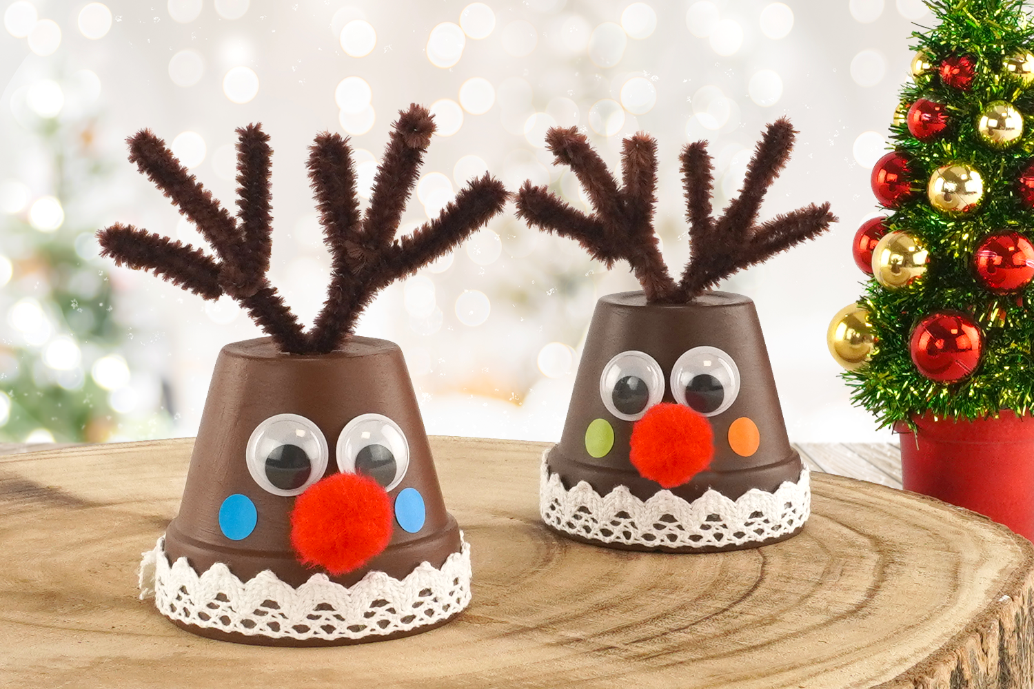 Renne de Noël avec un pot en terre cuite