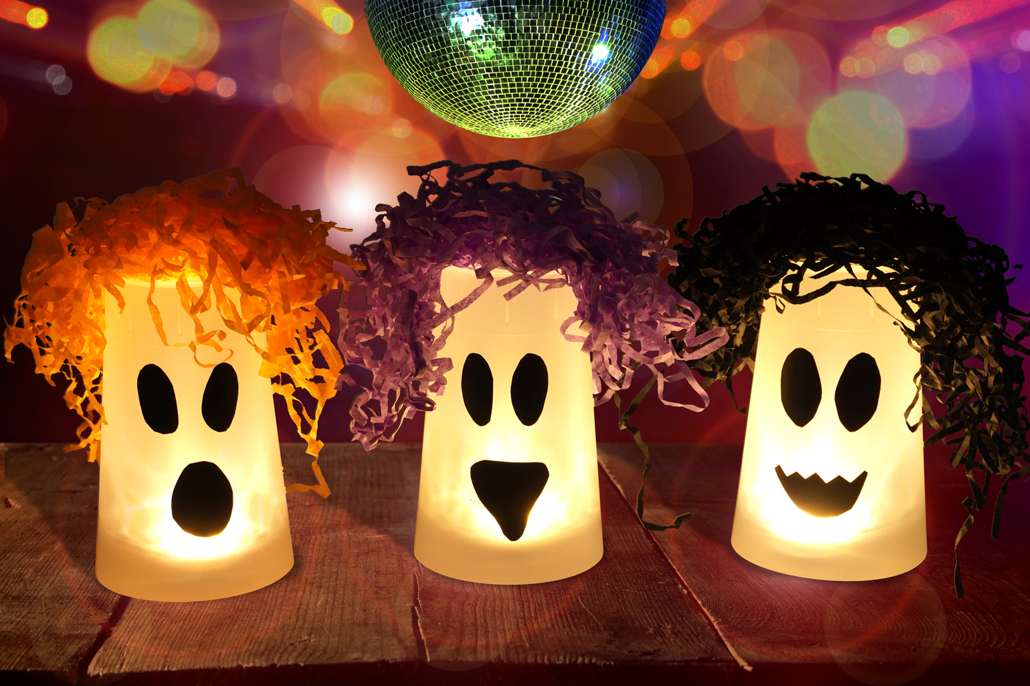 Fantômes lumineux avec des gobelets - Tutos Halloween - 10 Doigts