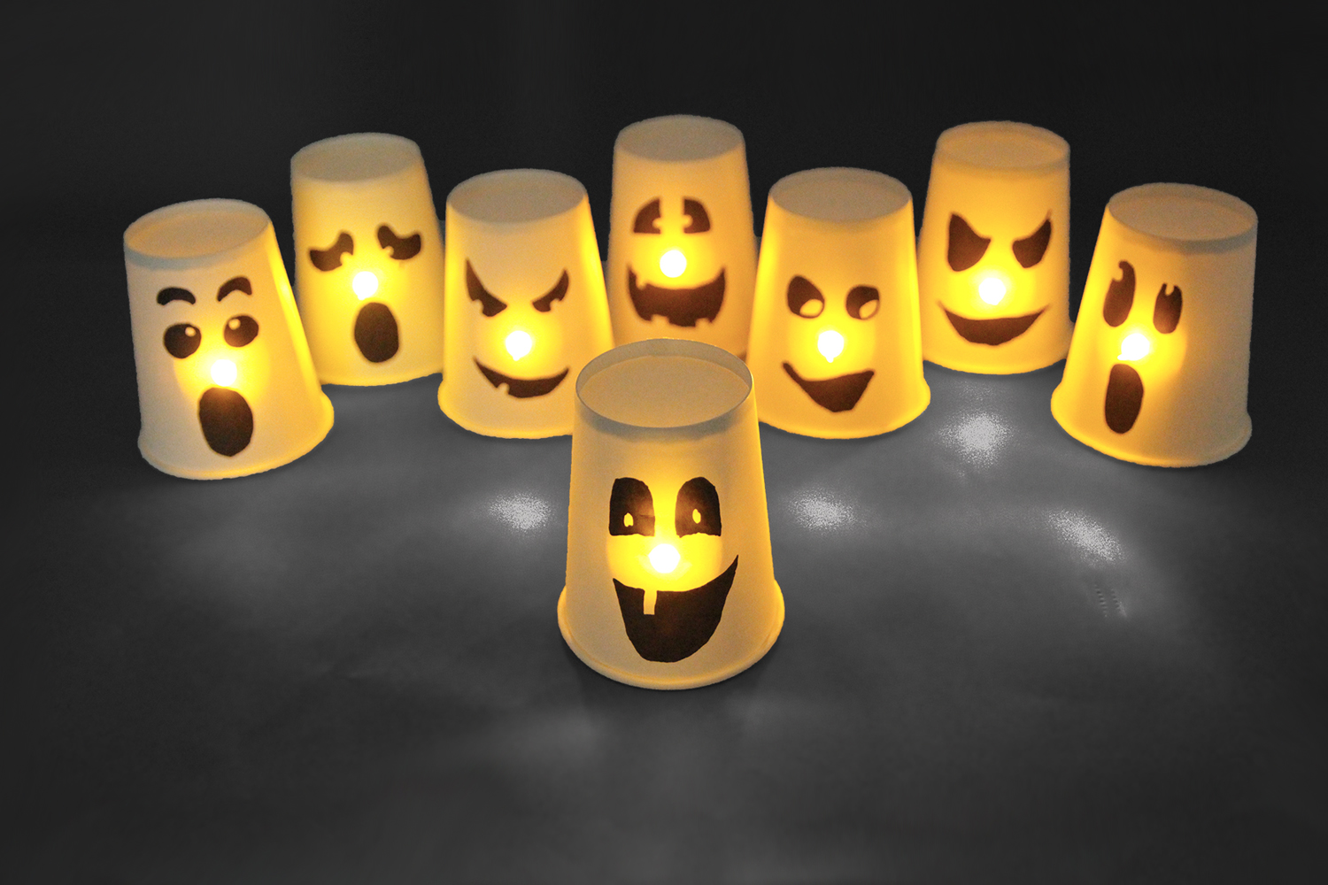 Fantômes lumineux avec des gobelets - Tutos Halloween - 10 Doigts