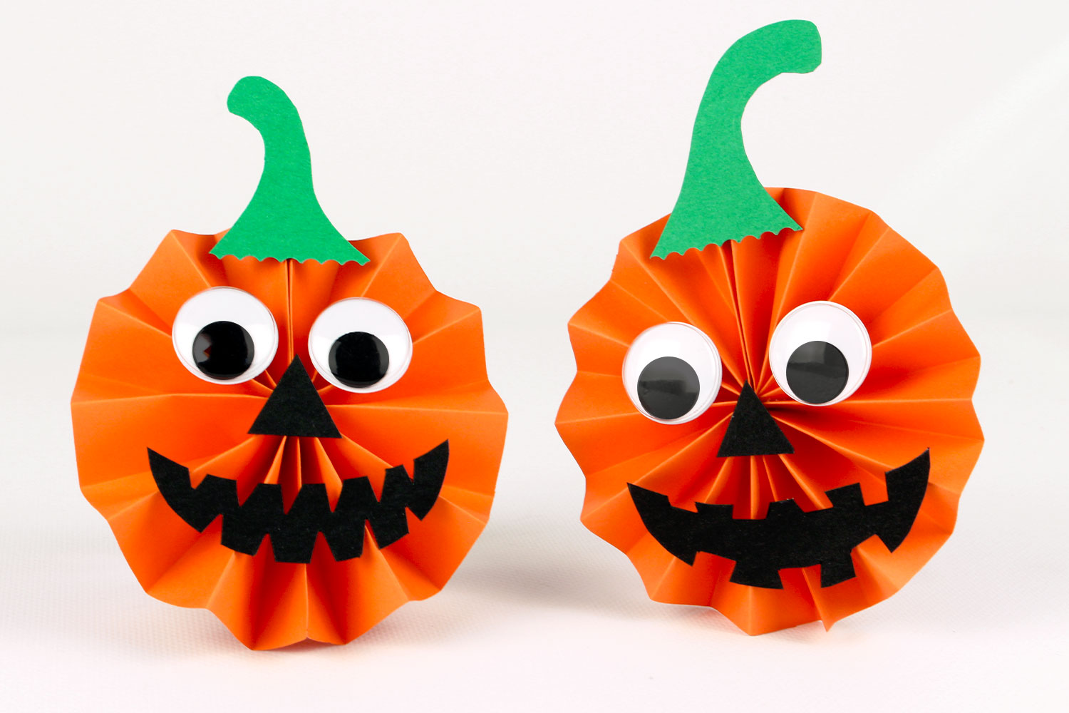 Citrouilles d'Halloween avec des empreintes de main {Activité} - Maman Sur  Le Fil