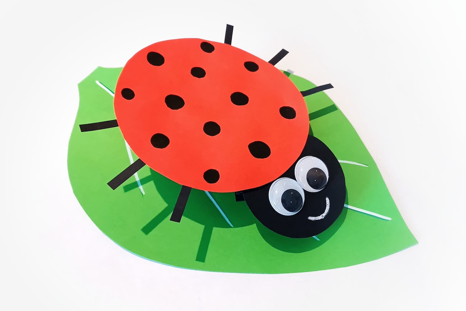 Coccinelle en papier à ressort