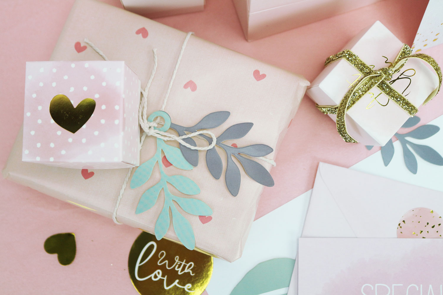 Papier cadeau rose - Motifs coeurs - Papiers cadeaux et sacs - 10 Doigts