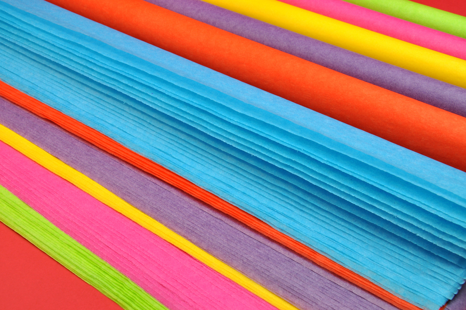 Une suspension en papier de soie coloré - Marie Claire