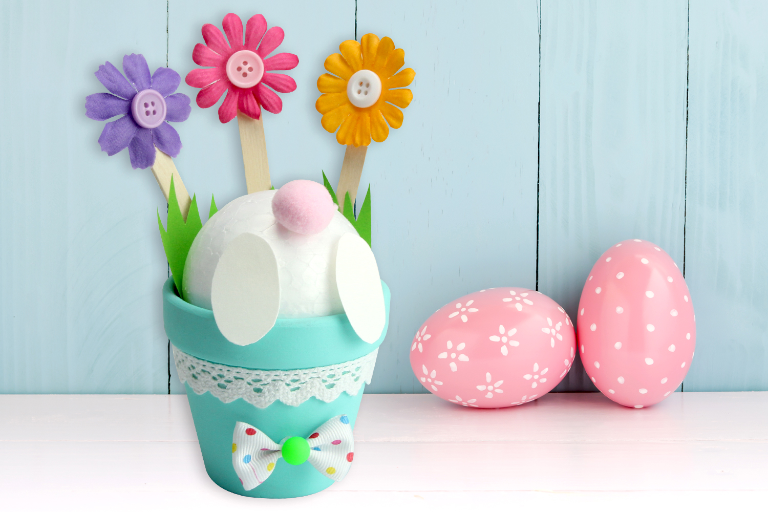 Popotin de lapin dans un pot de fleurs