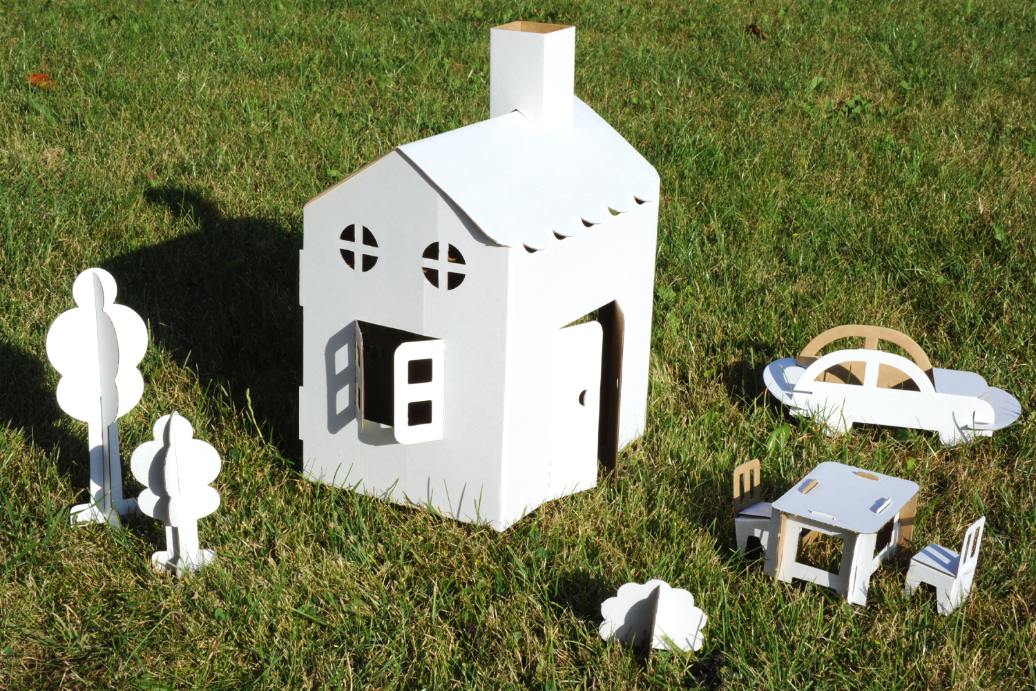 Fabriquer Une Maison En Carton En Maternelle Maison en carton blanc + accessoires - Supports de Coloriages - 10 Doigts