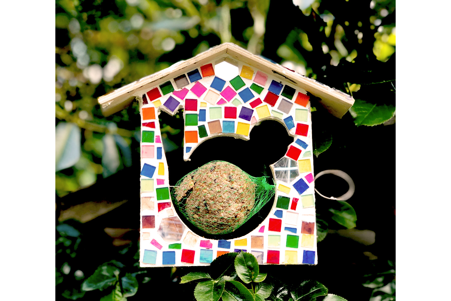 Mangeoire à oiseaux solaire pour l'extérieur en mosaïque - Lanterne à  suspendre à l'énergie solaire - Avec crochet pour oiseaux sauvages - Cadeau  unique pour les parents - Doré : : Terrasse