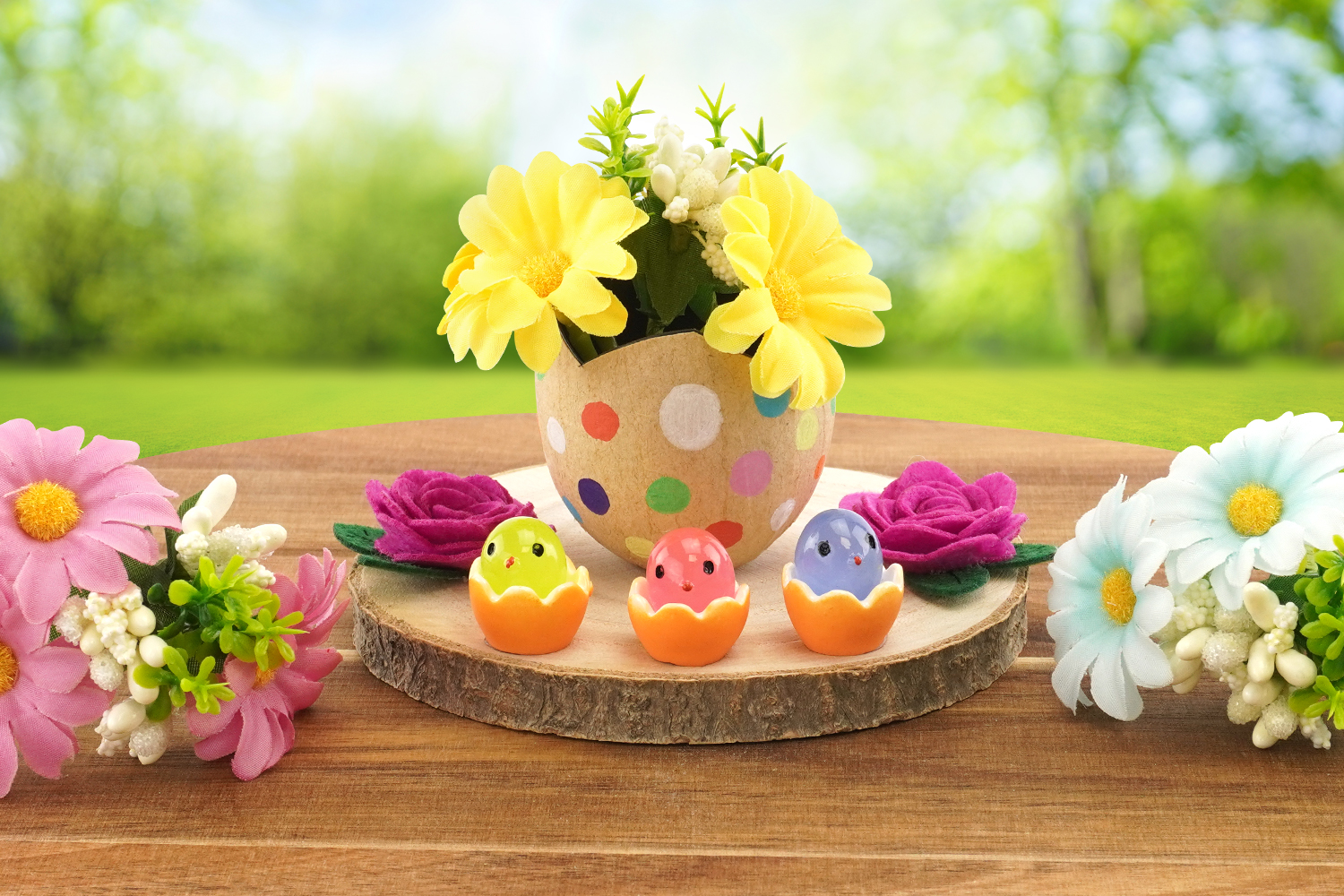 Bouquet de fleurs dans un œuf de Pâques