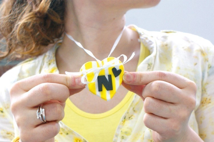 Pendentif coeur en terre cuite blanche