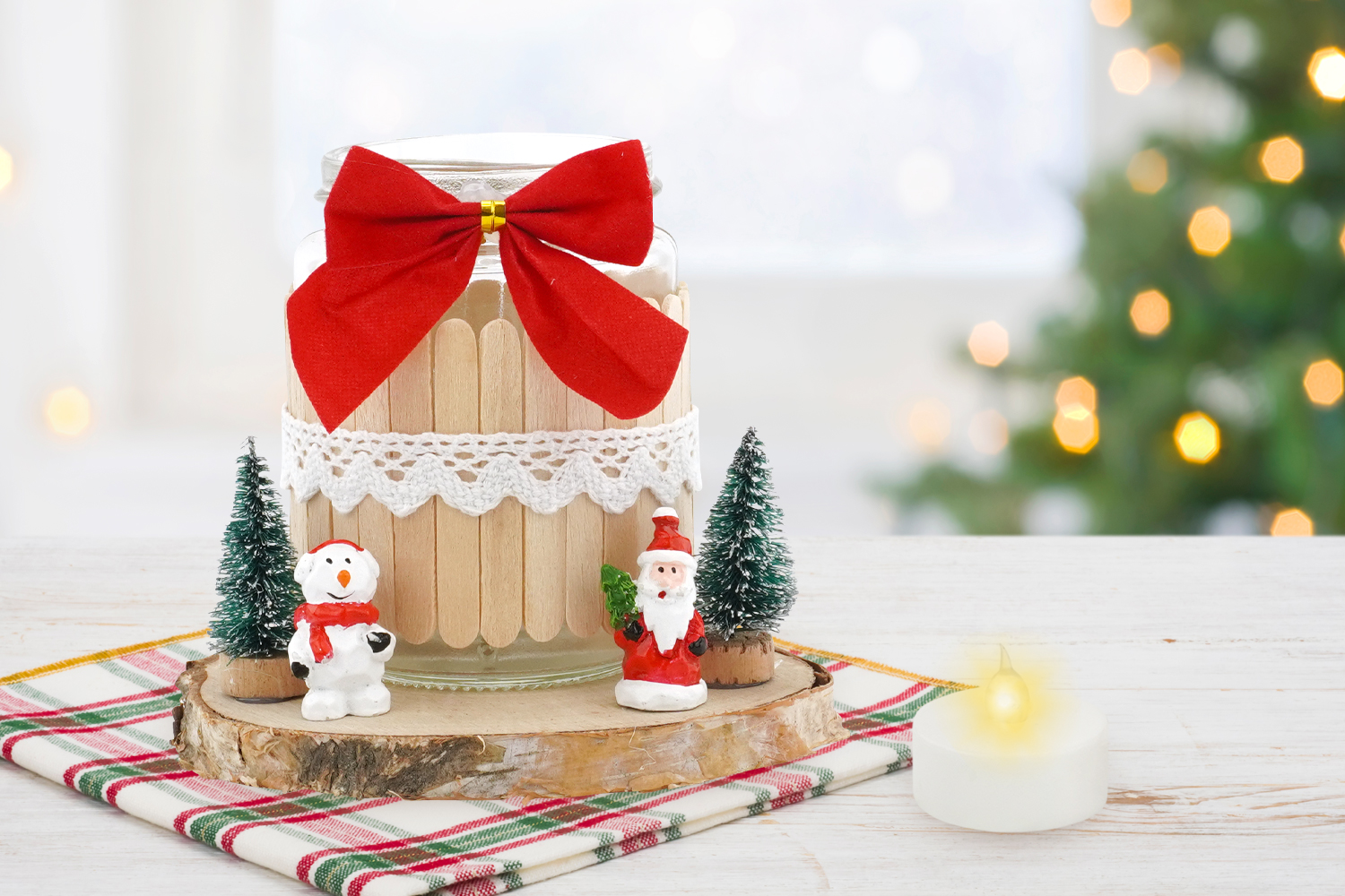 Boule de noël en verre bonhomme de neige avec chapeau remplie de boules  blanches - couleur rouge 