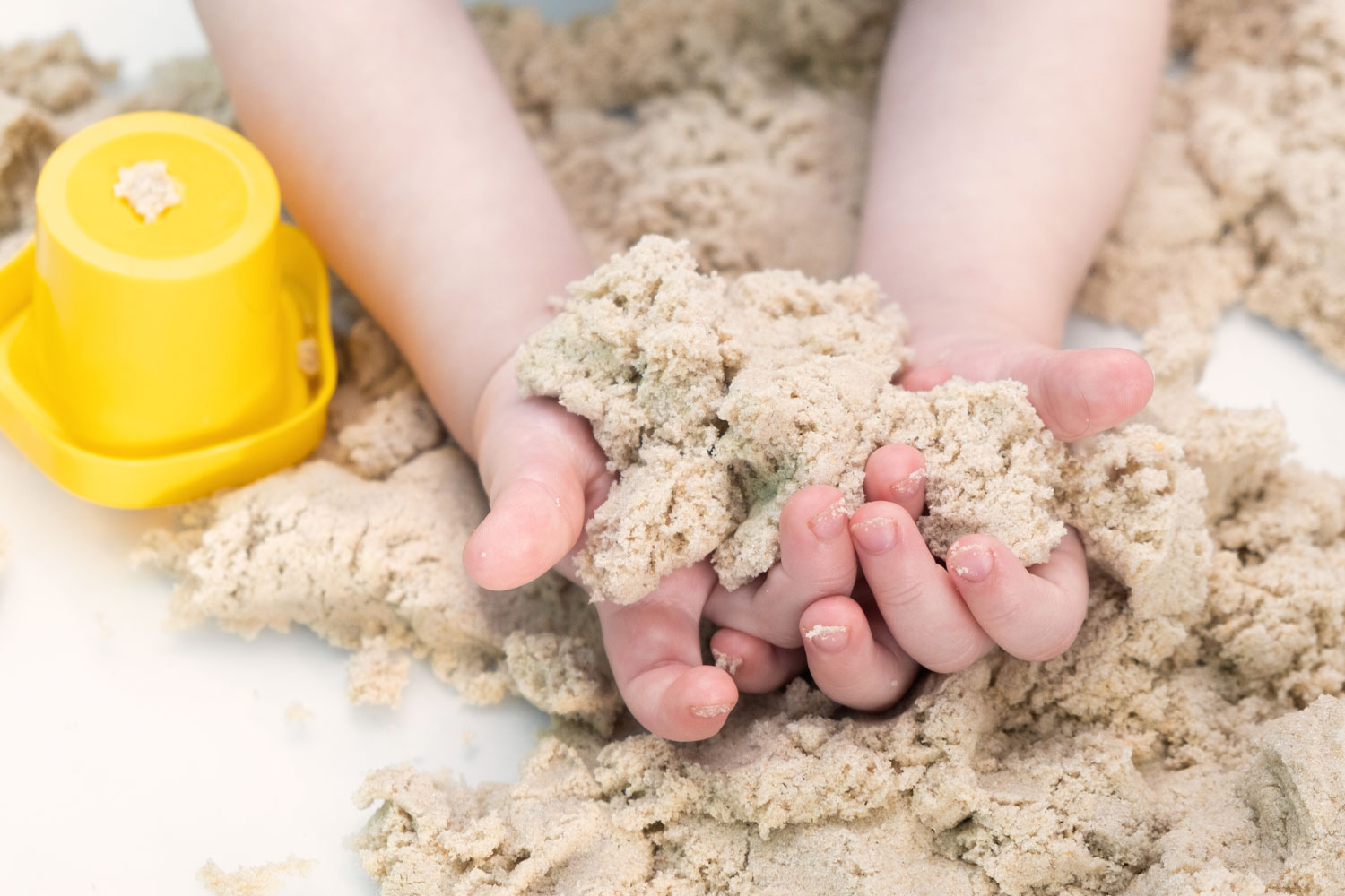 Activité ludique : le sable à modeler pour les enfants 