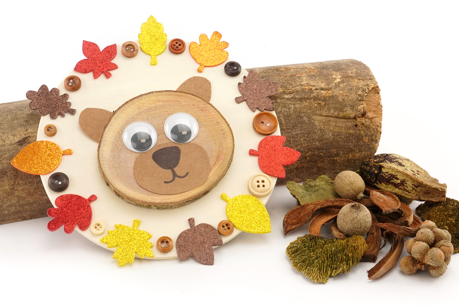 Ours d'automne avec un rondin de bois