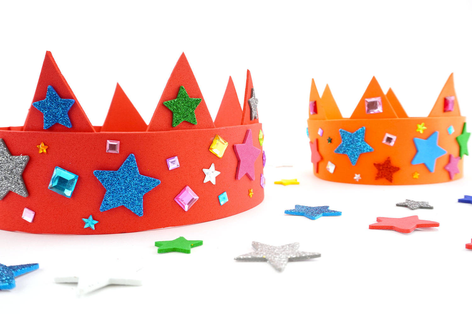 Gommettes et collage : l’activité manuelle d’anniversaire idéale dès 3 ans