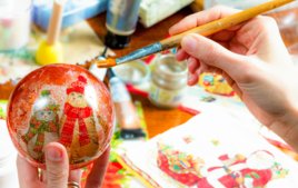 Je décore une boule de Noël - Activités de Noël - 10doigts.fr