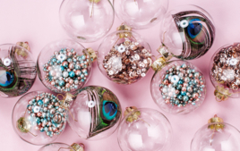 Je décore des boules transparentes pour Noël - Activités de Noël - 10doigts.fr