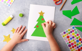 Je fais une carte de Noël en gommettes - Activités de Noël - 10doigts.fr