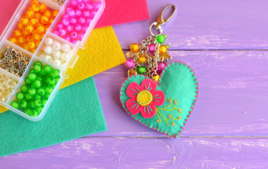 Je couds un porte-clés - Activités Mercerie - 10doigts.fr