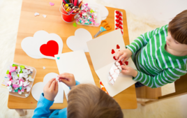 Je colle des gommettes - Activités bébé - 10doigts.fr