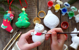Je décore des suspensions pour le sapin de Noël - Activités de Noël - 10doigts.fr