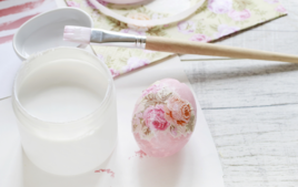 Oeufs décorés au vernis-colle - Activités de Pâques - 10doigts.fr