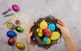 Je fais des œufs pailletés - Activités de Pâques - 10doigts.fr