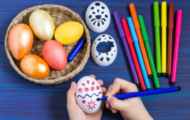 Je décore mes oeufs avec des pochoirs - Activités de Pâques - 10doigts.fr