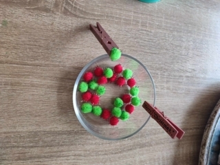 Motricité fine avec des pompons. - 10doigts.fr