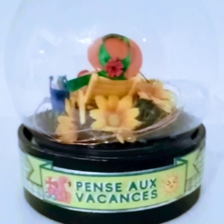 Globe lumineux selon le thème des vacances au soleil. - 10doigts.fr