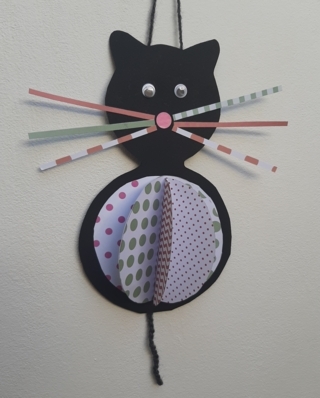 Petit chat suspendu - Vernis collage papiers, serviettes - 10doigts.fr