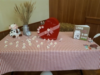 personnalisation de la boîte en forme de coeur et personnalisation de notre livre de d'or avec notre faire part fait maison en forme de pot à lait : D - Divers - 10doigts.fr