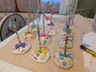 Porte-photo (pâte à modeler et perles) - 10doigts.fr