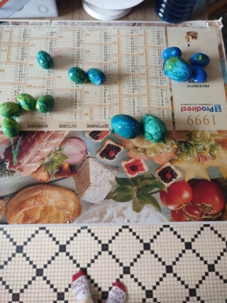 Oeufs de Pâques en peinture propre. - 10doigts.fr