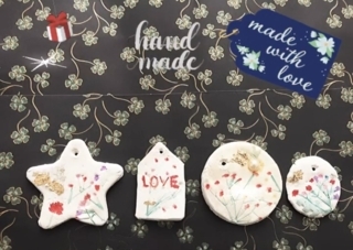 Étiquette cadeau en pâte à sel - 10doigts.fr