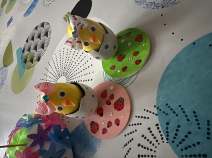 Poussin dans sa coquille - 10doigts.fr