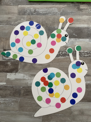 Gommettes sur escargot - 10doigts.fr