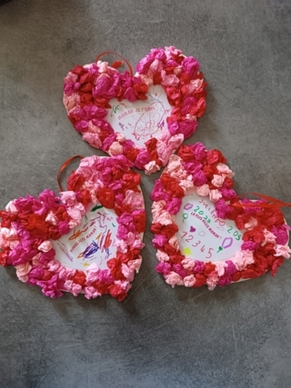 Suspensions coeur en papier de soie froissé - 10doigts.fr