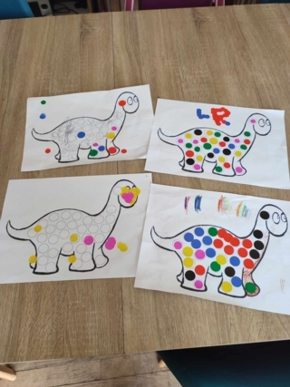 Dinosaure à gommettes - 10doigts.fr