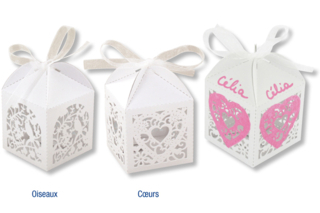 Boîtes en carte forte blanche irisée pré-pliée, thème "dentelle" oiseaux ou coeurs - Baptêmes, mariages - 10doigts.fr