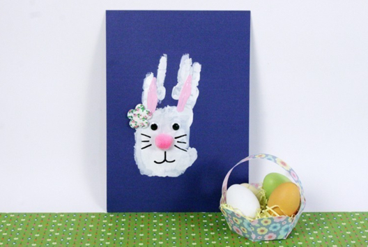 Lapin de Pâques à partir d'une empreinte de main - Activités manuelles DIY Pâques - 10doigts.fr