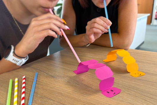 Activité Course chenilles papier Paille Enfant - Activités manuelles jeux - 10doigts.fr