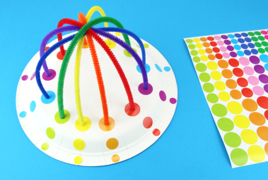 arc en ciel apprendre couleur assiette chenilles - Activités manuelles apprendre les couleurs - 10doigts.fr