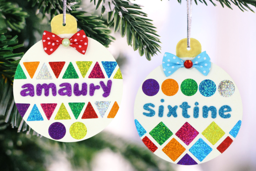 boules de noël prénom gommettes enfants - Activités manuelles décorations du sapin de Noël - 10doigts.fr