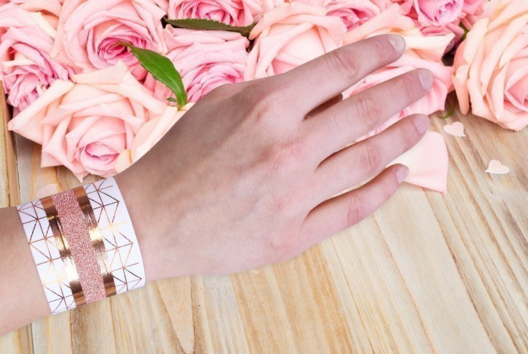 Bracelet Masking Tape DIY - Activités manuelles fête des mères - 10doigts.fr