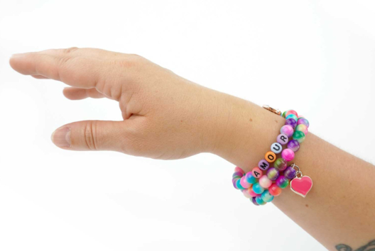 bracelet perles arc-en-ciel - Activités manuelles fête des mères - 10doigts.fr - 2