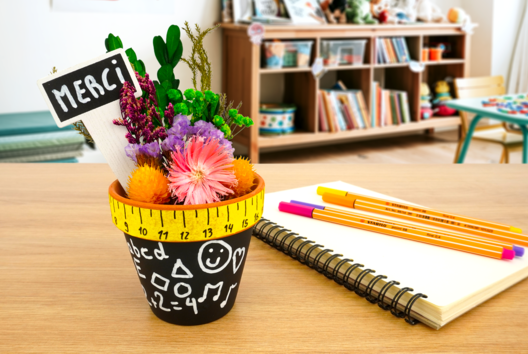 Cadeau Institutrice Pot fleurs sechees - Activités manuelles cadeaux maitresses, maitres, ATSEM, AESH, nounous... - 10doigts.fr