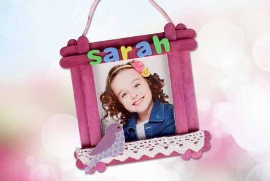 Cadre en bâtonnets de bois - Activités manuelles fête des mères - 10doigts.fr